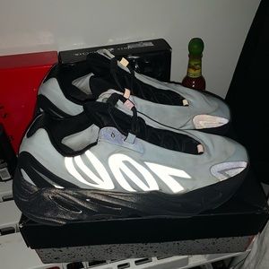 Yezzy 700 mnvn